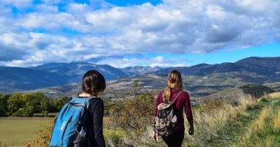 Two-adventure-backpackers-girls