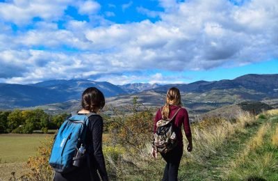 Two-adventure-backpackers-girls